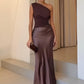 Vestido Longo Acinturado Acetinado Decote Diagonal e Ombro Único – Mirela