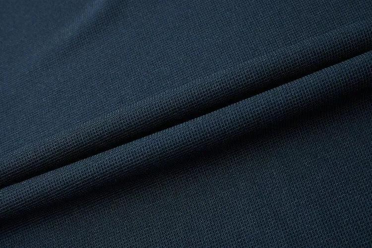 Polo masculina de manga comprida com gola virada para baixo